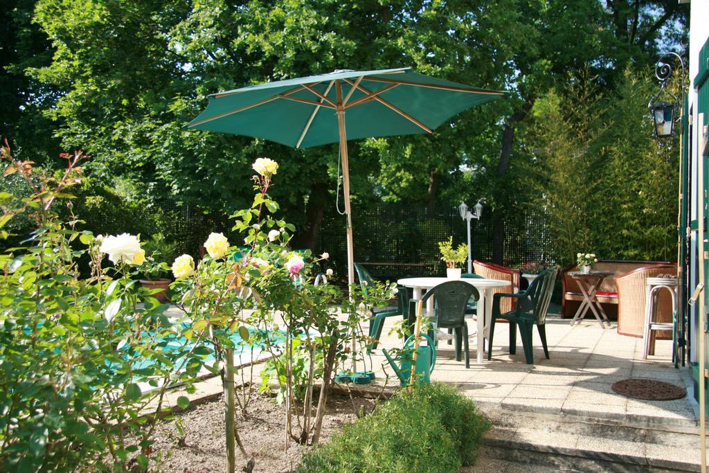 Les Hibiscus Bed & Breakfast Maisons-Laffitte Exterior photo