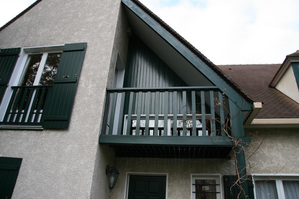 Les Hibiscus Bed & Breakfast Maisons-Laffitte Exterior photo