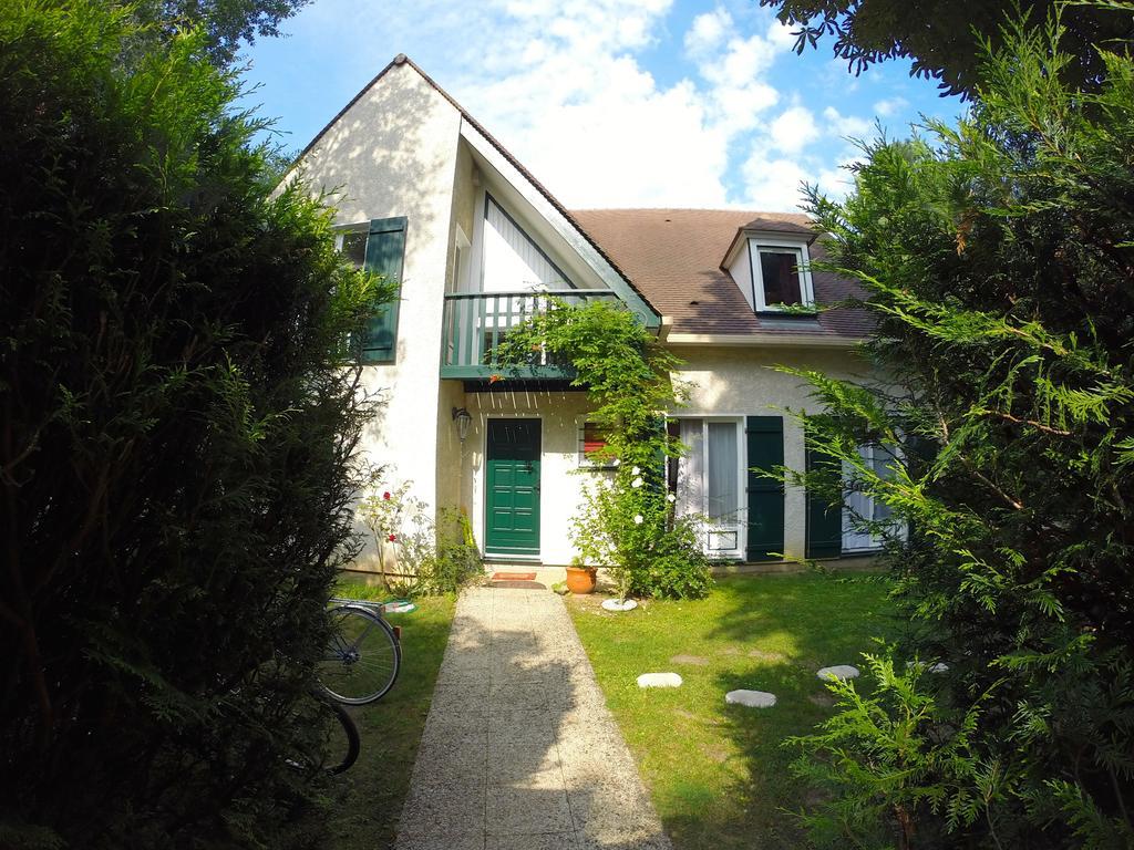 Les Hibiscus Bed & Breakfast Maisons-Laffitte Exterior photo