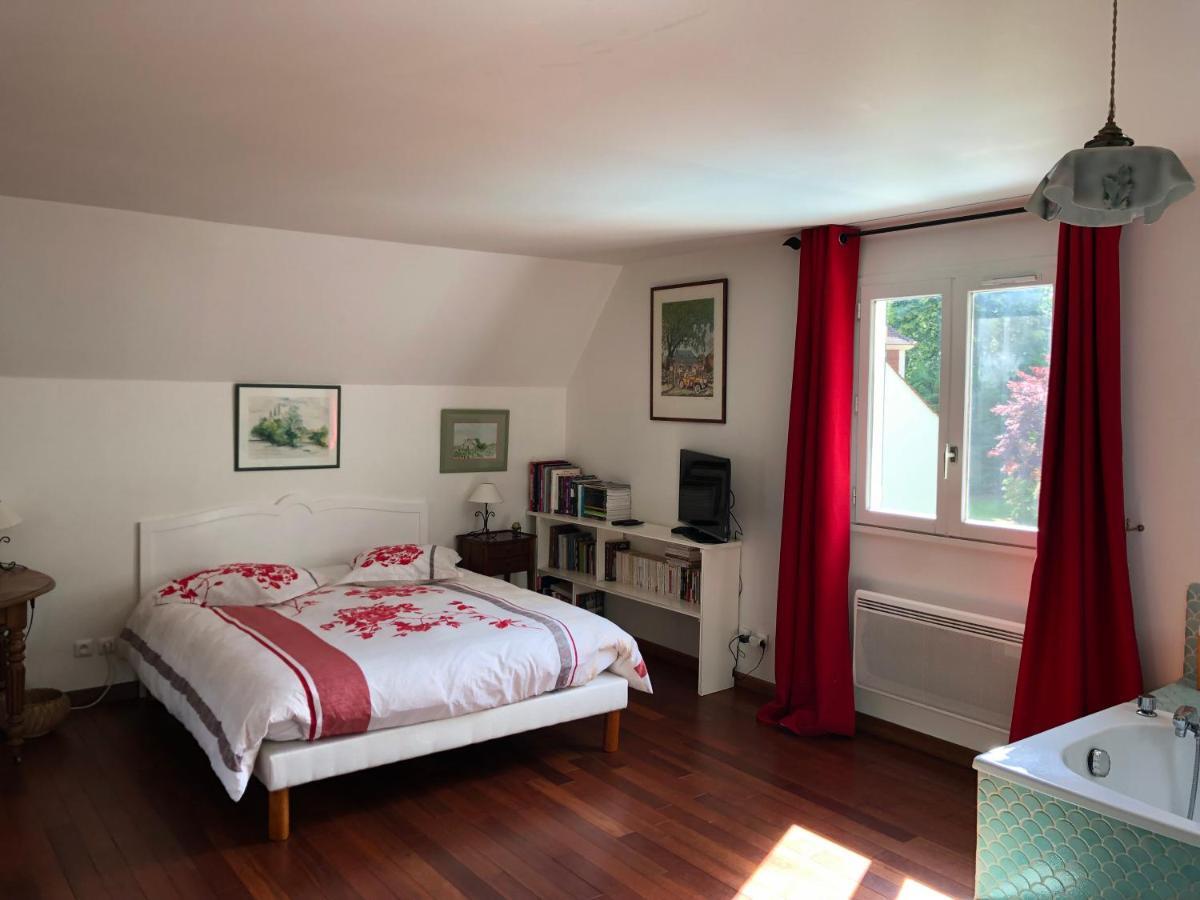 Les Hibiscus Bed & Breakfast Maisons-Laffitte Exterior photo