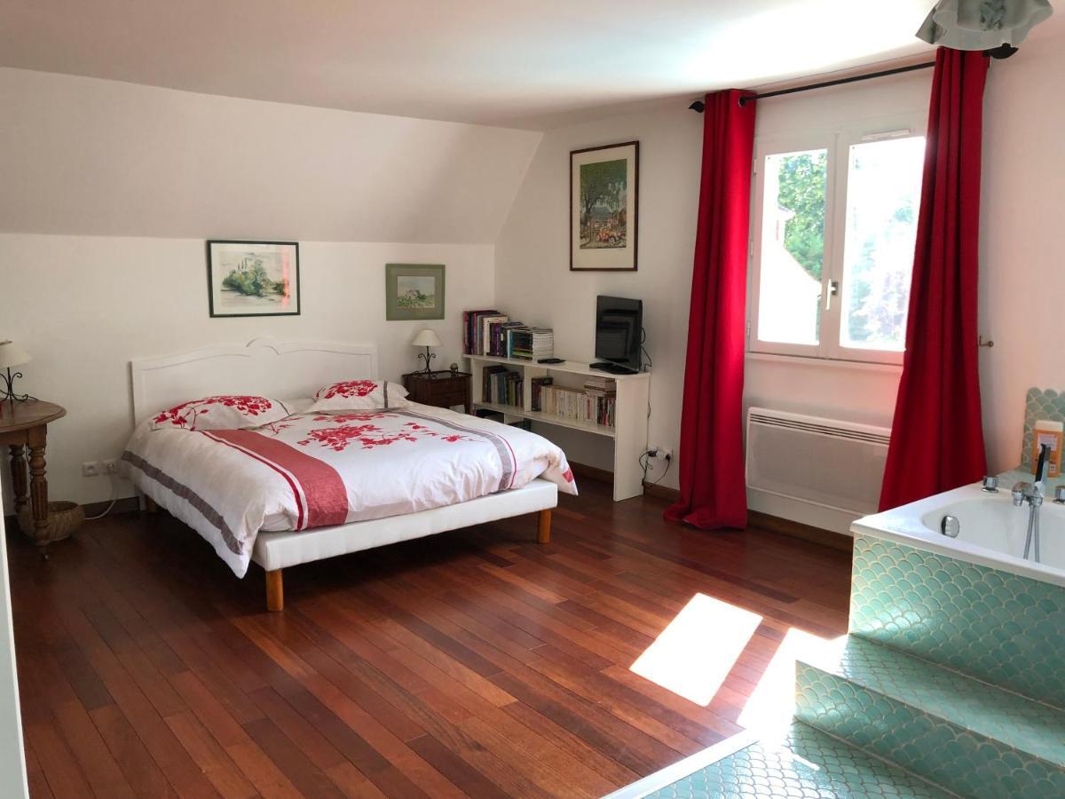 Les Hibiscus Bed & Breakfast Maisons-Laffitte Exterior photo